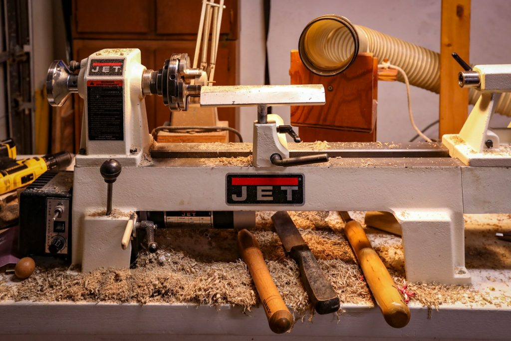 a lathe machine that is sitting on a table